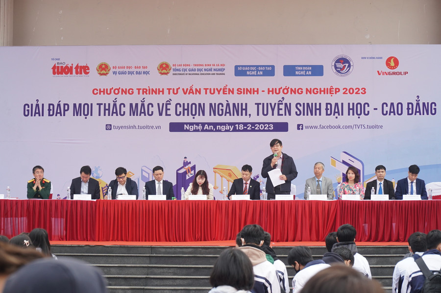 Ban tư vấn tuyển sinh - hướng nghiệp gồm các chuyên gia đến từ Bộ GD&amp;ĐT, Đại học quốc gia Hà Nội và đại diện nhiều đơn vị đào tạo đại học trên cả nước. Ảnh: Hồ Lài.