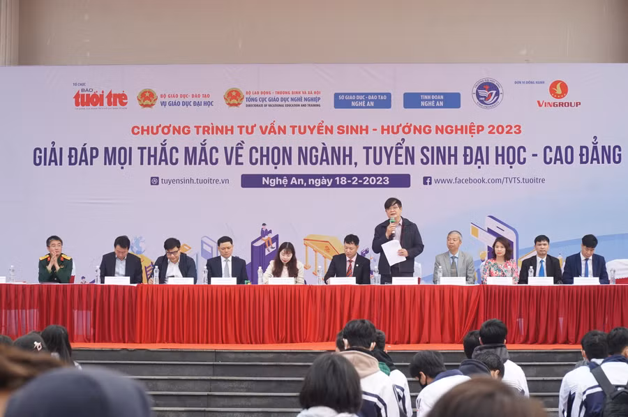 Ban tư vấn tuyển sinh - hướng nghiệp gồm các chuyên gia đến từ Bộ GD&amp;ĐT, Đại học quốc gia Hà Nội và đại diện nhiều đơn vị đào tạo đại học trên cả nước. Ảnh: Hồ Lài.
