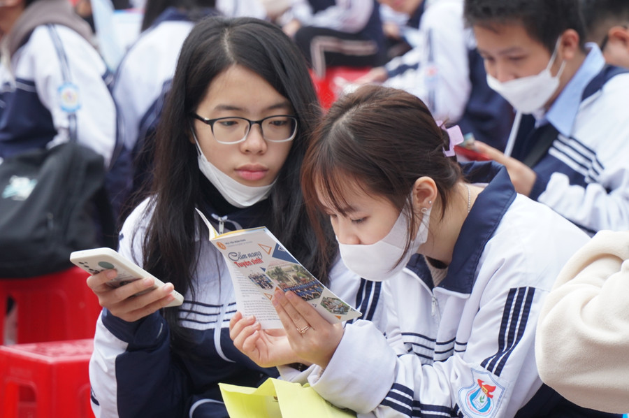 Thông tin tuyển sinh đại học được học sinh tìm hiểu kỹ càng để có lựa chọn phù hợp theo năng lực, đam mê và điều kiện bản thân, gia đình. Ảnh: Hồ Lài.