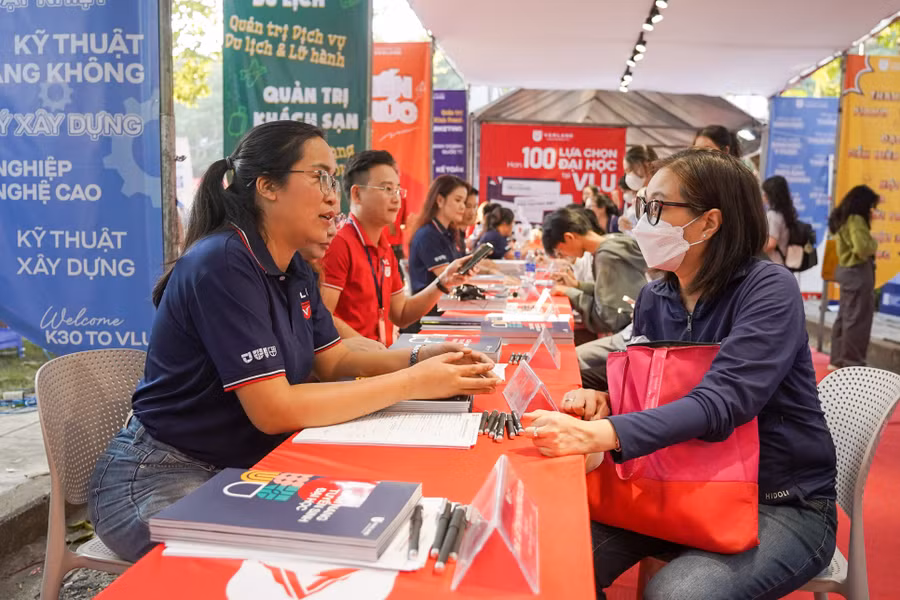 Học sinh và phụ huynh tìm hiểu thông tin tuyển sinh của Trường Đại học Văn Lang. Ảnh: VLU
