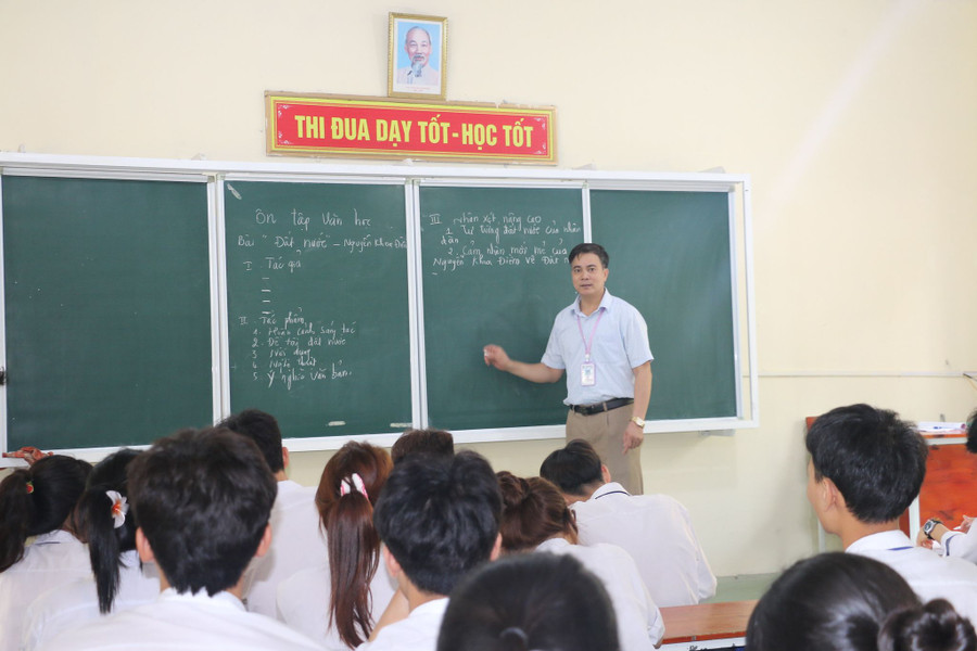 Giờ học tại Trường THPT Hoàng Mai 2, thị xã Hoàng Mai, Nghệ An. Ảnh: Hồ Lài
