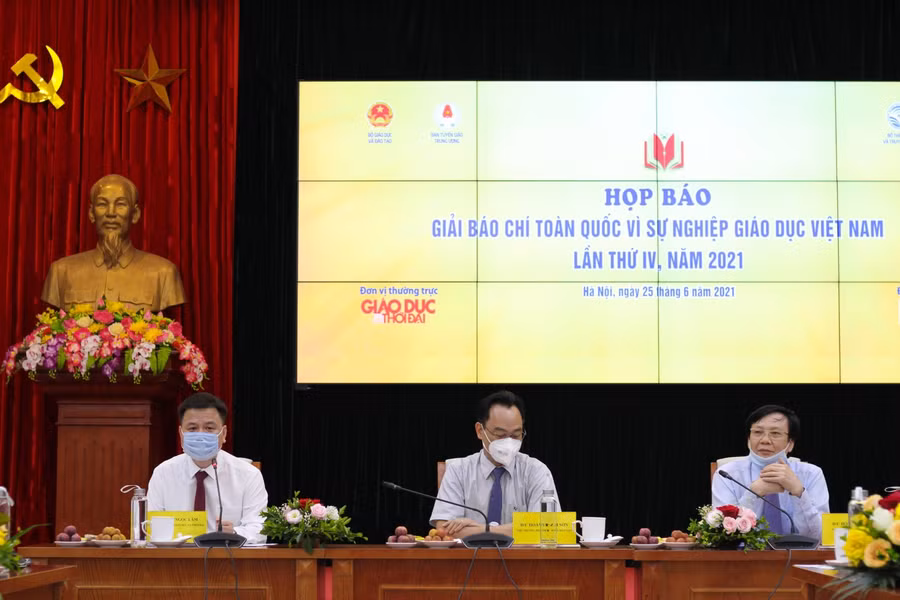 Chủ trì họp báo có: Thứ trưởng Bộ GD&ĐT Hoàng Minh Sơn - Trưởng ban Chỉ đạo; Phó Chủ tịch thường trực Hội Nhà báo Việt Nam Hồ Quang Lợi - Phó Trưởng ban Chỉ đạo; Tổng Biên tập Báo Giáo dục & Thời đại Triệu Ngọc Lâm - Trưởng ban Tổ chức.