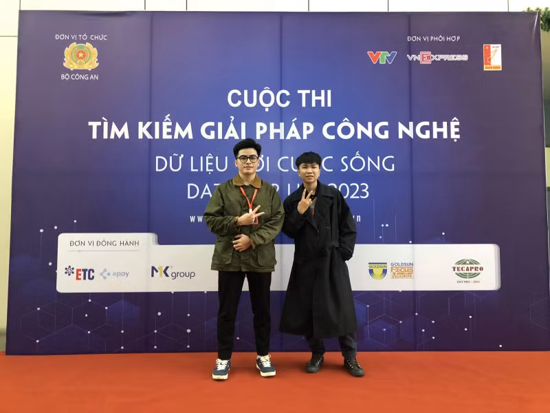 Hai thành viên đội W1.Shark đến từ Trường Đại học Công nghệ Thông tin, Đại học Quốc gia TPHCM. Ảnh: VNUHCM - UIT