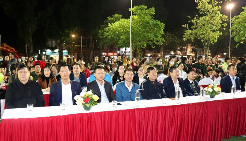 Đại biểu tham dự lễ khai trương tuyến phố đi bộ và ẩm thực