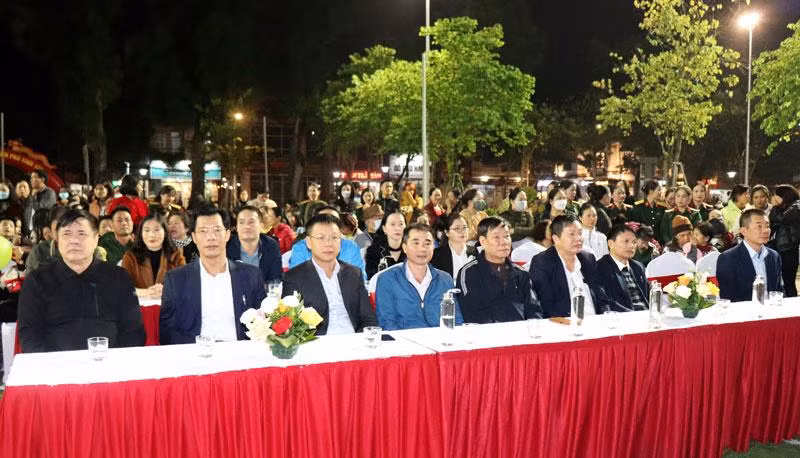 Đại biểu tham dự lễ khai trương tuyến phố đi bộ và ẩm thực