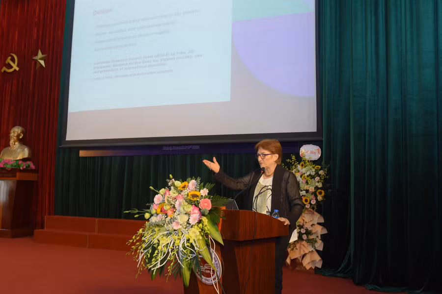 Lãnh đạo Trường Đại học DEAKIN, Australia trình bày tham luận tại hội thảo