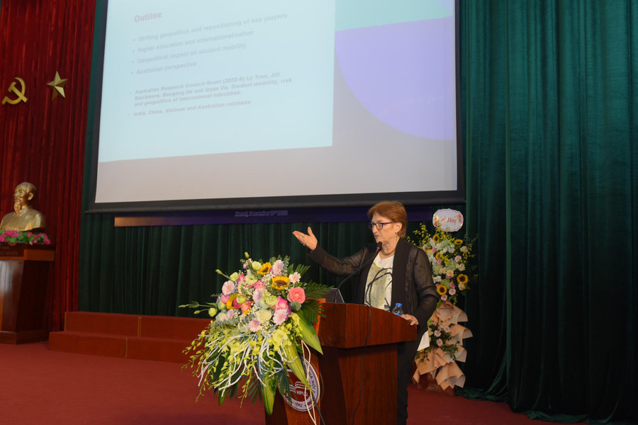 Lãnh đạo Trường Đại học DEAKIN, Australia trình bày tham luận tại hội thảo