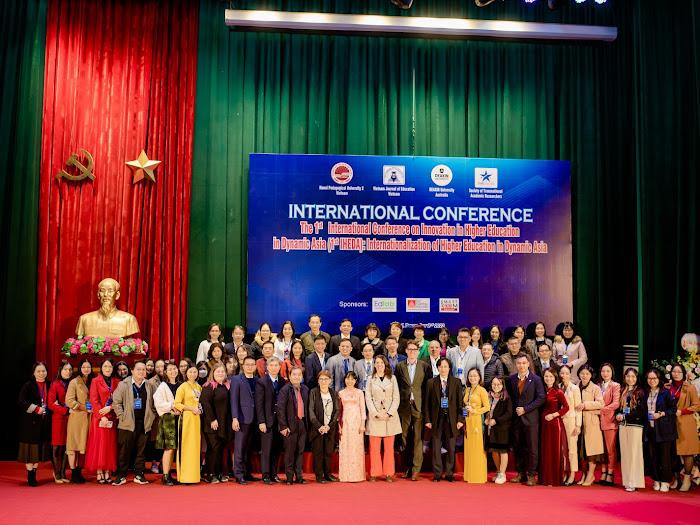 Các đại biểu và diễn giả chụp ảnh lưu niệm tại hội thảo.