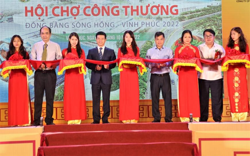 Phó Chủ tịch UBND tỉnh Vũ Chí Giang cùng các đại biểu cắt băng khai mạc hội chợ công thương Đồng bằng Sông Hồng - Vĩnh Phúc 2022. Phó Chủ tịch UBND tỉnh Vũ Chí Giang cùng các đại biểu cắt băng khai mạc hội chợ công thương Đồng bằng Sông Hồng - Vĩnh Phúc 2022.