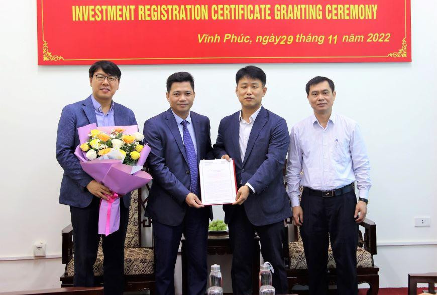 Lãnh đạo Ban Quản lý các khu công nghiệp Vĩnh Phúc trao giấy chứng nhận cho nhà đầu tư cho dự án Solum Electronics Việt Nam. Lãnh đạo Ban Quản lý các khu công nghiệp Vĩnh Phúc trao giấy chứng nhận cho nhà đầu tư cho dự án Solum Electronics Việt Nam.