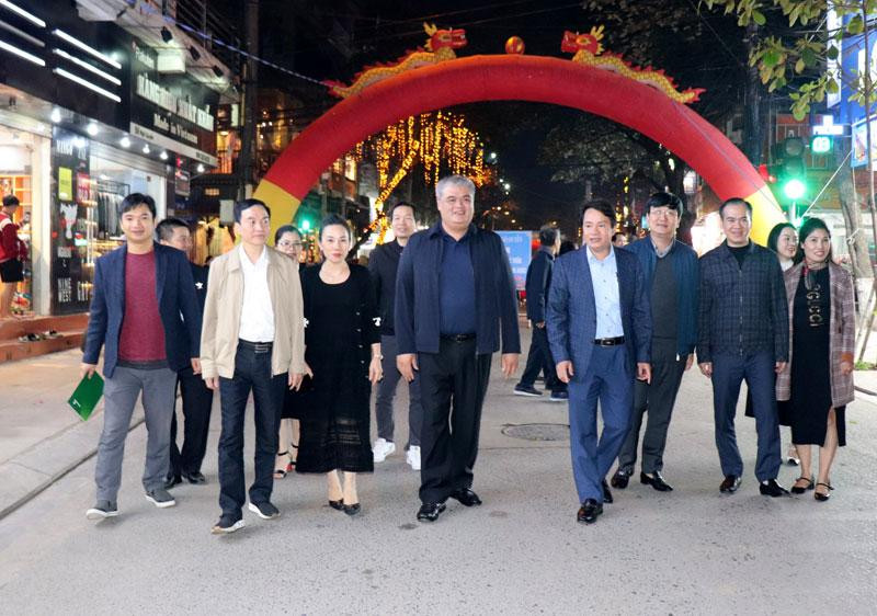 Lãnh đạo thành phố Vĩnh Yên tham quan tuyến phố đi bộ và ẩm thực