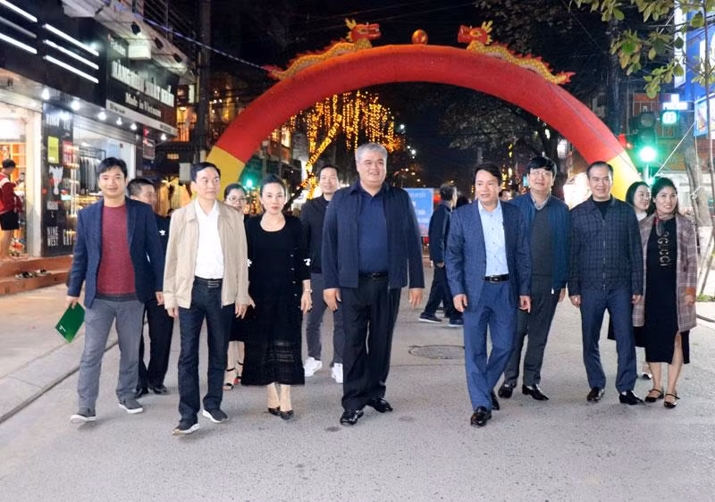 Lãnh đạo thành phố Vĩnh Yên tham quan tuyến phố đi bộ và ẩm thực