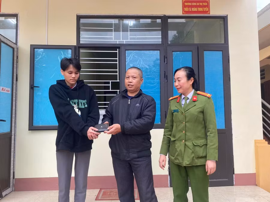 Em Vượng trao trả lại ví, tiền cho anh Hiển.