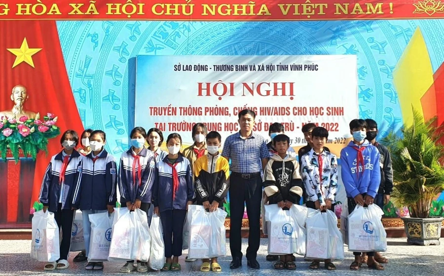 Trao quà cho học có hoàn cảnh khó khăn vươn lên trong học tập tại Trường THCS Đạo Trù, huyện Tam Đảo.