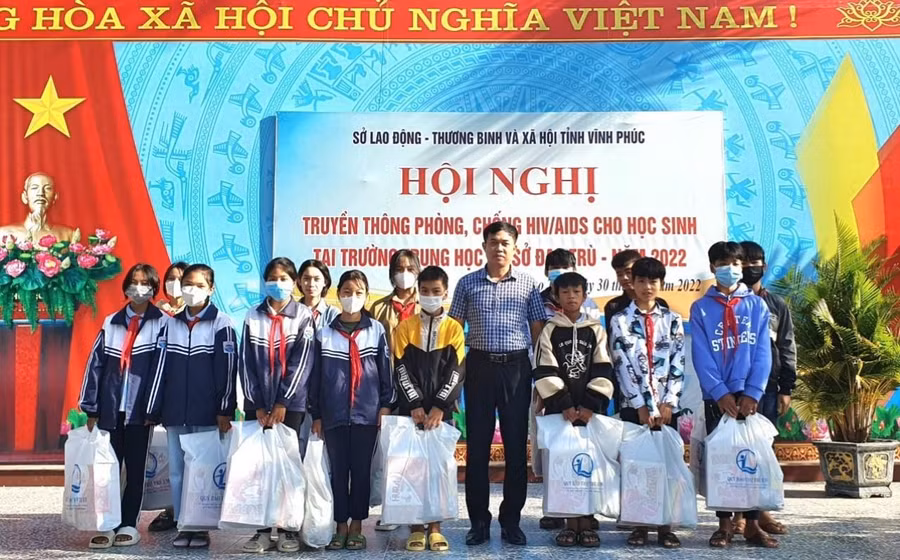 Trao quà cho học có hoàn cảnh khó khăn vươn lên trong học tập tại Trường THCS Đạo Trù, huyện Tam Đảo.