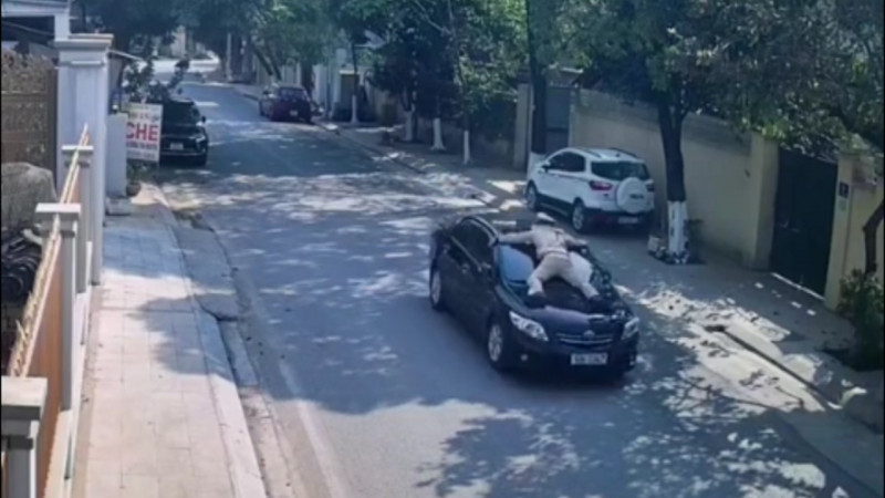 Đối tượng Nguyễn Văn Lâm lao xe vào CSGT rồi bỏ chạy. Ảnh cắt từ clip