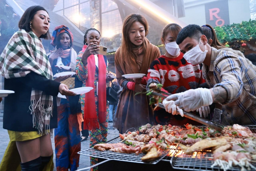 Sau phần lễ, các thí sinh hào hứng dự tiệc ẩm thực đường phố Tam Đảo. Sau phần lễ, các thí sinh hào hứng dự tiệc ẩm thực đường phố Tam Đảo.