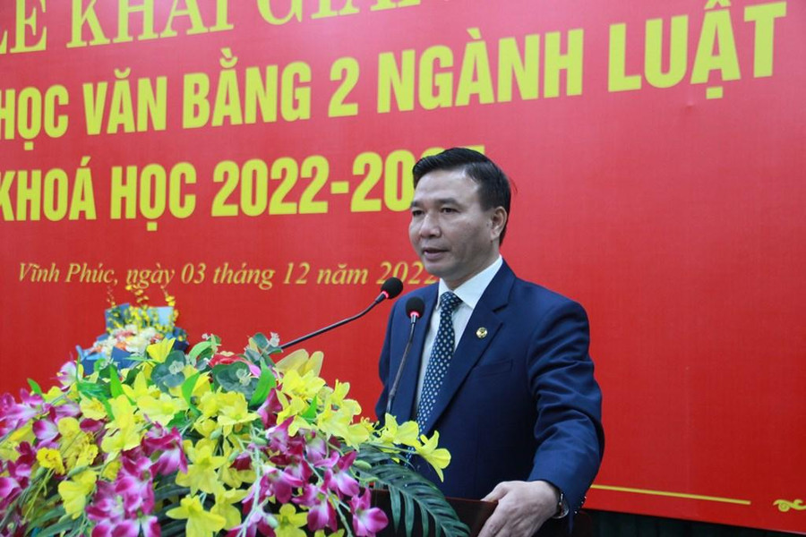 TS Chu Mạnh Hùng – Chủ tịch Hội đồng trường Đại học Luật Hà Nội phát biểu tại lễ khai giảng. TS Chu Mạnh Hùng – Chủ tịch Hội đồng trường Đại học Luật Hà Nội phát biểu tại lễ khai giảng.