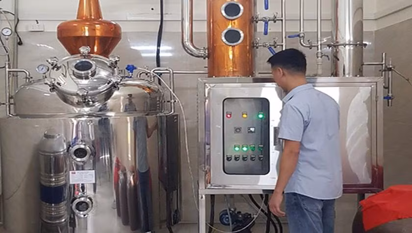 Hỗ trợ đầu tư máy móc tiên tiến trong sản xuất rượu, góp phần phát triển kinh tế cho địa phương