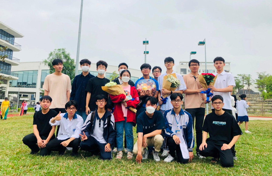 Phùng Công Hiếu và nhóm bạn giờ đã trở thành sinh viên các trường đại học Phùng Công Hiếu và nhóm bạn giờ đã trở thành sinh viên các trường đại học