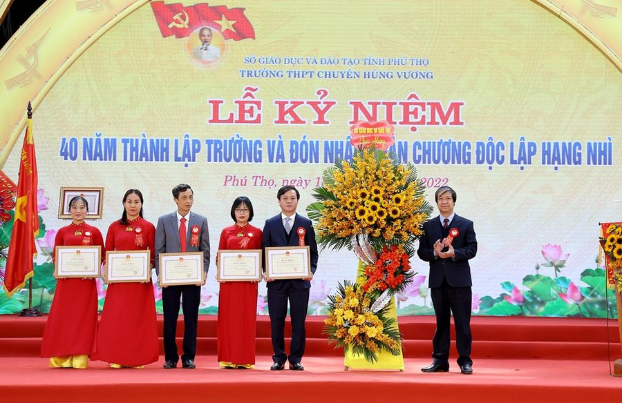 Bộ trưởng Bộ GD&ĐT Nguyễn Kim Sơn tặng Bằng khen cho 5 giáo viên và tặng hoa chúc mừng Trường THPT Chuyên Hùng Vương. Bộ trưởng Bộ GD&ĐT Nguyễn Kim Sơn tặng Bằng khen cho 5 giáo viên và tặng hoa chúc mừng Trường THPT Chuyên Hùng Vương.