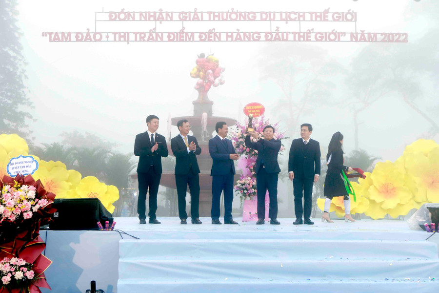 Chủ tịch UBND tỉnh Vĩnh Phúc Lê Duy Thành cùng lãnh đạo Sở VH-TT&DL, UBND huyện và Thị trấn Tam Đảo đã vinh dự được nhận chiếc Cúp danh giá Giải thưởng du lịch Thế giới “Tam Đảo – Thị trấn du lịch ấn tượng hàng đầu Thế giới”. Chủ tịch UBND tỉnh Vĩnh Phúc Lê Duy Thành cùng lãnh đạo Sở VH-TT&DL, UBND huyện và Thị trấn Tam Đảo đã vinh dự được nhận chiếc Cúp danh giá Giải thưởng du lịch Thế giới “Tam Đảo – Thị trấn du lịch ấn tượng hàng đầu Thế giới”.