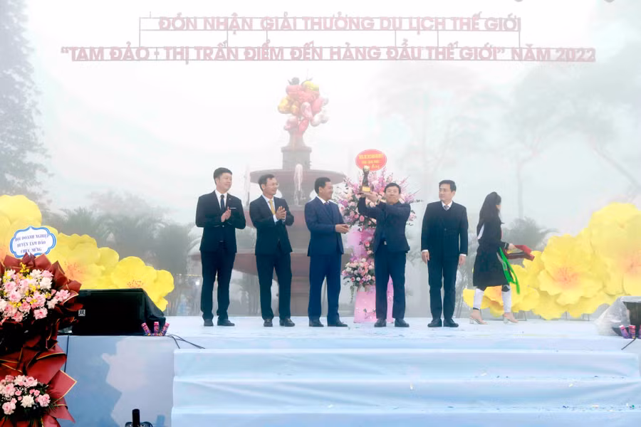 Chủ tịch UBND tỉnh Vĩnh Phúc Lê Duy Thành cùng lãnh đạo Sở VH-TT&amp;DL, UBND huyện và Thị trấn Tam Đảo đã vinh dự được nhận chiếc Cúp danh giá Giải thưởng du lịch Thế giới “Tam Đảo – Thị trấn du lịch ấn tượng hàng đầu Thế giới”.