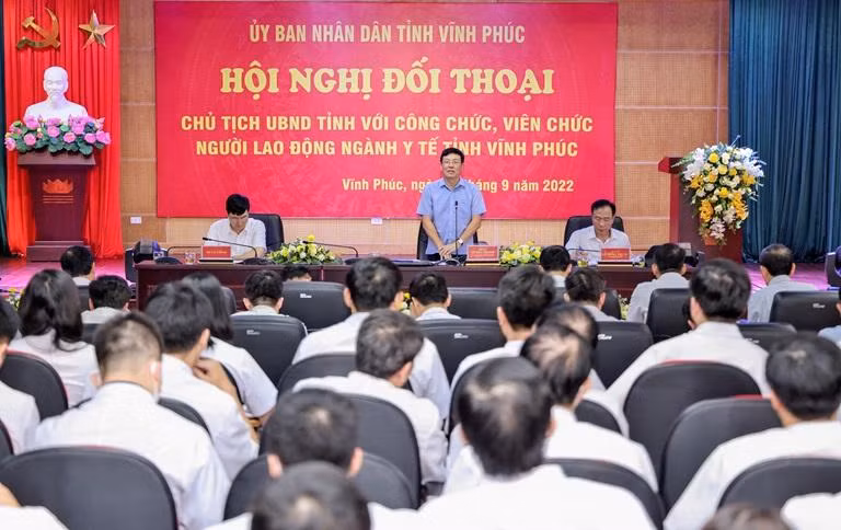 Chủ tịch UBND tỉnh Vĩnh Phúc Lê Duy Thành phát biểu tại hội nghị đối thoại với người lao động ngành y tế năm 2022.
