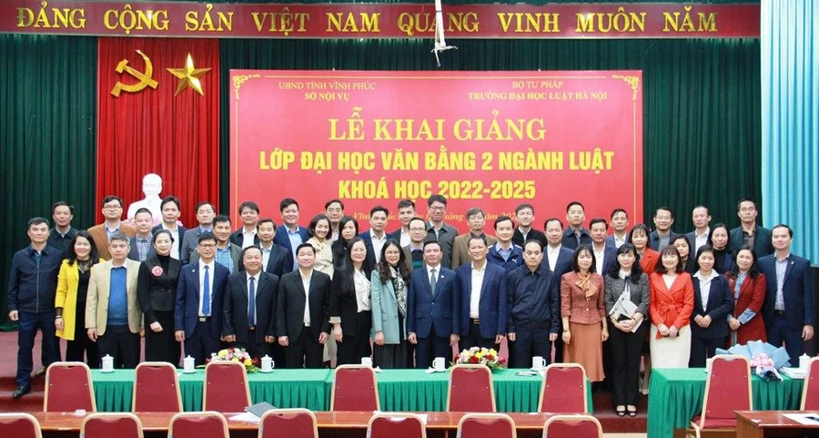 Các đại biểu chụp ảnh lưu niệm với học viên tại lễ khai giảng