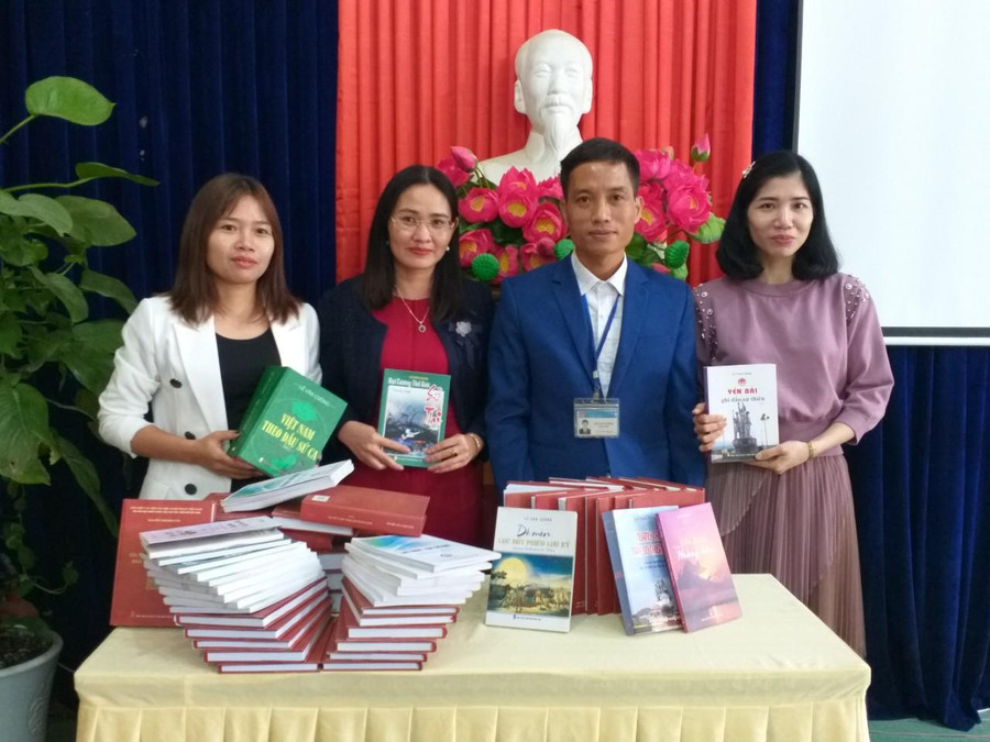 Thầy giáo Lê Văn Cường chia sẻ kinh nghiệm và tặng sách cho đồng nghiệp ở các nhà trường trong và ngoài tỉnh.
