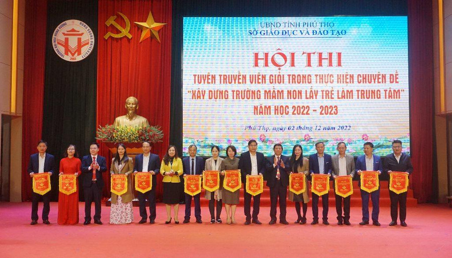 Ban tổ chức trao cờ lưu niệm cho các đoàn tham dự hội thi.