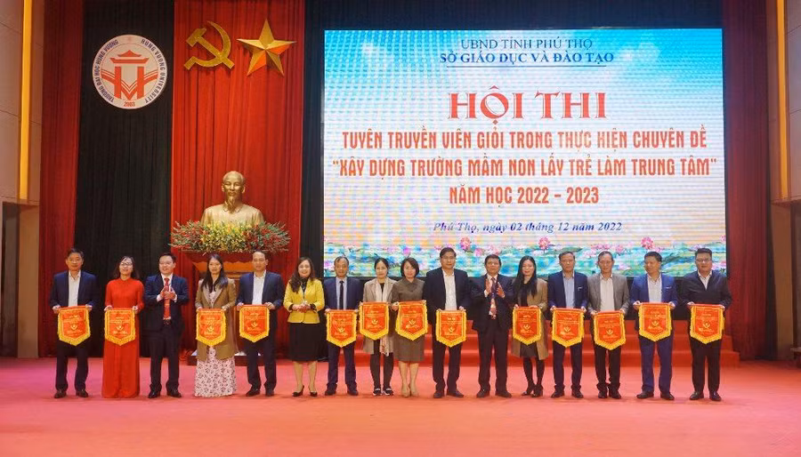 Ban tổ chức trao cờ lưu niệm cho các đoàn tham dự hội thi.