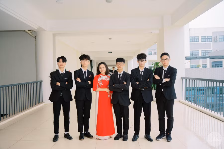 Phùng Công Hiếu (thứ 3 từ phải qua) cùng giáo viên hướng dẫn và nhóm bạn tại Trường THPT Chuyên Vĩnh Phúc.