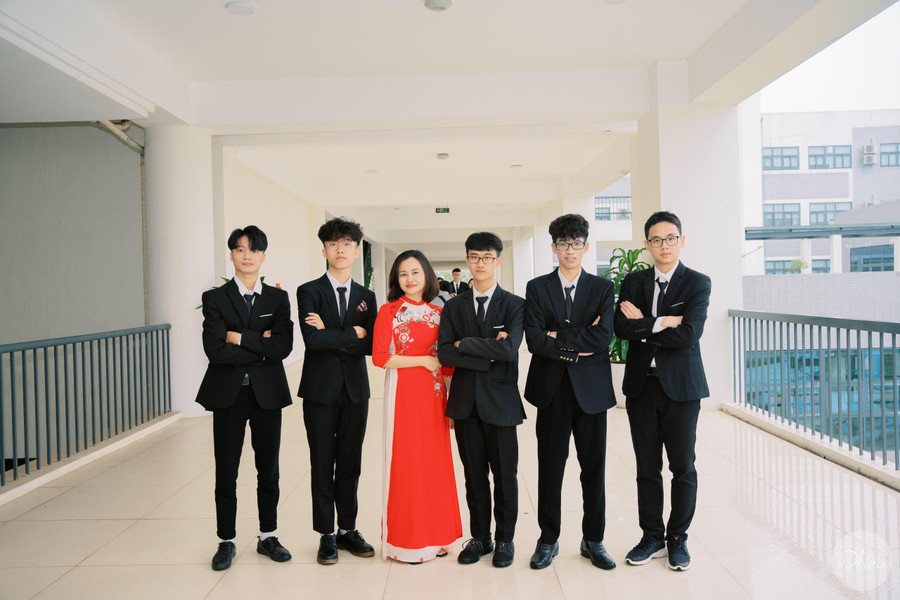 Phùng Công Hiếu (thứ 3 từ phải qua) cùng giáo viên hướng dẫn và nhóm bạn tại Trường THPT Chuyên Vĩnh Phúc. Phùng Công Hiếu (thứ 3 từ phải qua) cùng giáo viên hướng dẫn và nhóm bạn tại Trường THPT Chuyên Vĩnh Phúc.