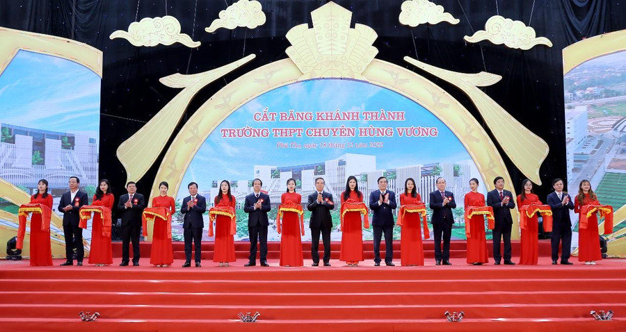 Lãnh đạo Bộ GD&ĐT, lãnh đạo Tỉnh Phú Thọ và đại biểu cắt băng khánh thành Trường THPT Chuyên Hùng Vương tại địa điểm mới. Lãnh đạo Bộ GD&ĐT, lãnh đạo Tỉnh Phú Thọ và đại biểu cắt băng khánh thành Trường THPT Chuyên Hùng Vương tại địa điểm mới.