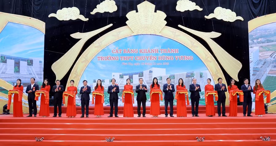 Lãnh đạo Bộ GD&amp;ĐT, lãnh đạo Tỉnh Phú Thọ và đại biểu cắt băng khánh thành Trường THPT Chuyên Hùng Vương tại địa điểm mới.