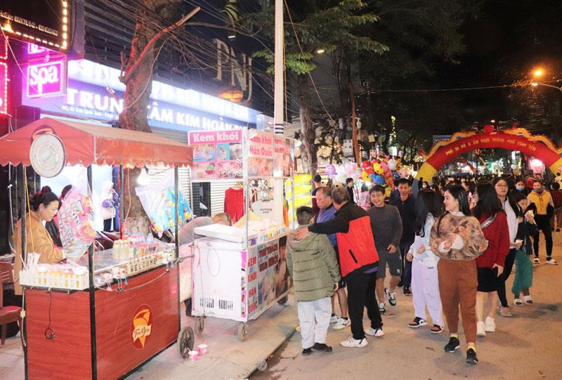Người dân hào hứng tham quan tuyến phố đi bộ và ẩm thực