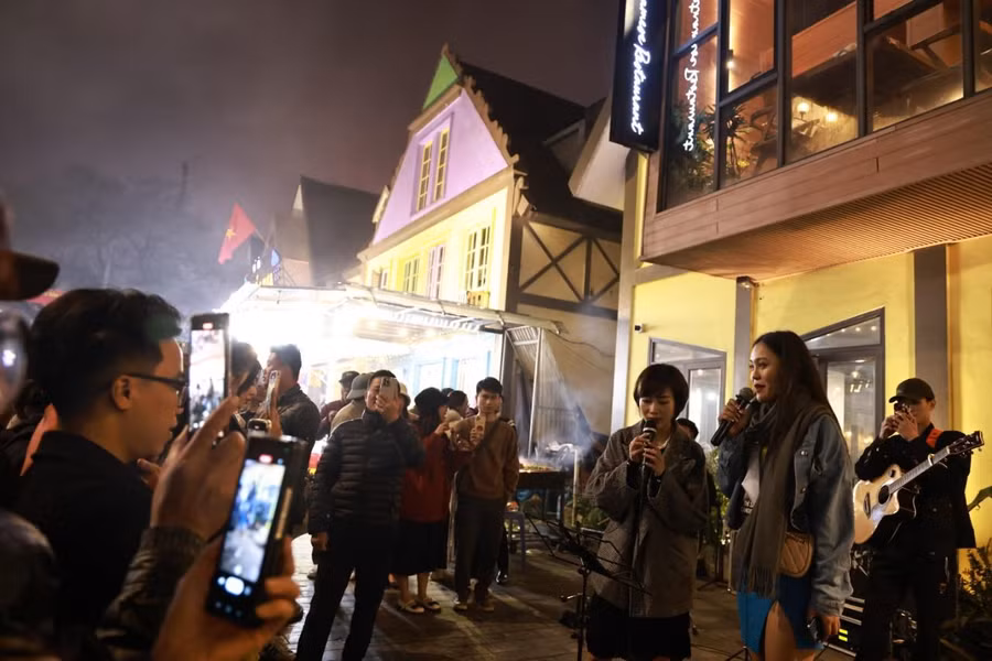 Thí sinh Hoa hậu Du lịch thế giới giao lưu âm nhạc với du khách.