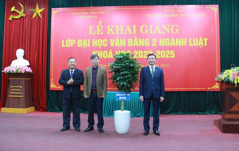 Lãnh đạo Trường ĐH Luật Hà Nội tặng cây kỷ niệm cho Trung tâm GDTX tỉnh Vĩnh Phúc. Lãnh đạo Trường ĐH Luật Hà Nội tặng cây kỷ niệm cho Trung tâm GDTX tỉnh Vĩnh Phúc.
