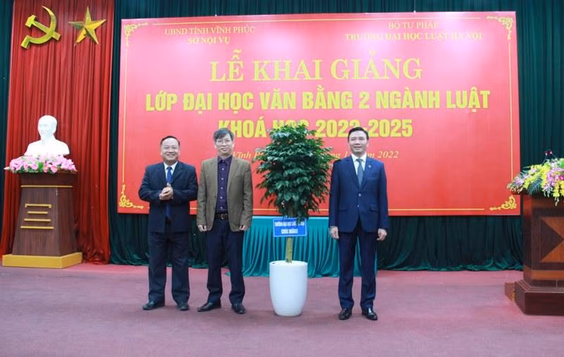 Lãnh đạo Trường ĐH Luật Hà Nội tặng cây kỷ niệm cho Trung tâm GDTX tỉnh Vĩnh Phúc.