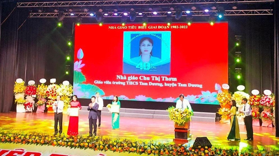 Cô giáo Chu Thị Thơm được tỉnh Vĩnh Phúc vinh danh tại Lễ kỉ niệm 40 năm ngày Nhà giáo Việt Nam.