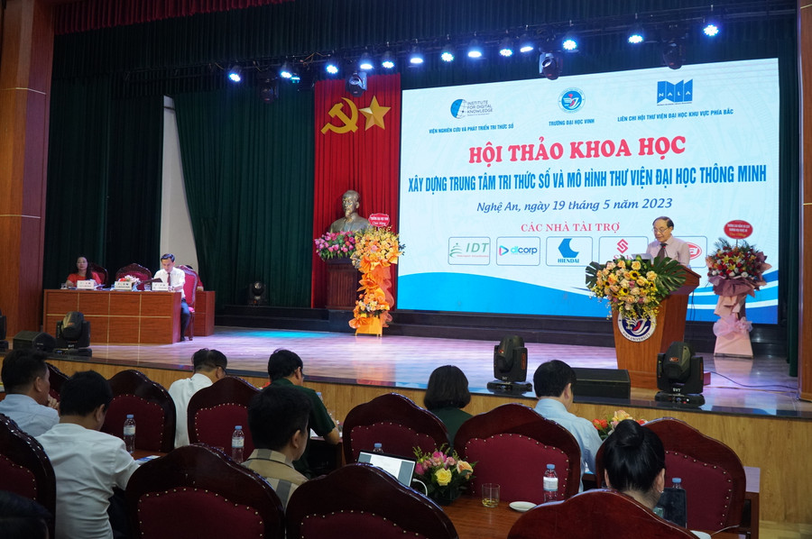 TS. Nguyễn Huy Chương, Viện trưởng Viện Nghiên cứu và Phát triển tri thức số báo cáo đề dẫn hội thảo. Ảnh: Hồ Lài.