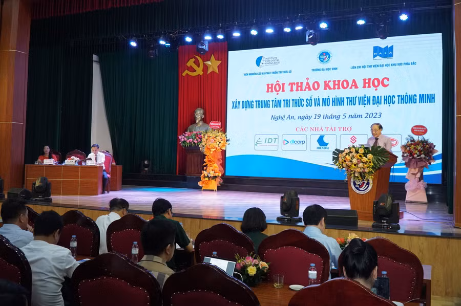 TS. Nguyễn Huy Chương, Viện trưởng Viện Nghiên cứu và Phát triển tri thức số báo cáo đề dẫn hội thảo. Ảnh: Hồ Lài.