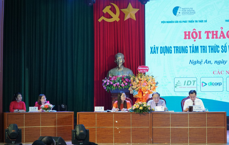 Chủ trì Hội thảo Trung tâm tri thức số và mô hình thư viện ĐH thông minh lắng nghe các ý kiến trao đổi, chia sẻ của các nhà khoa học, chuyên gia về chuyển đổi số, xây dựng đại học thông minh, trung tâm đổi mới, sáng tạo. Ảnh: Hồ Lài.