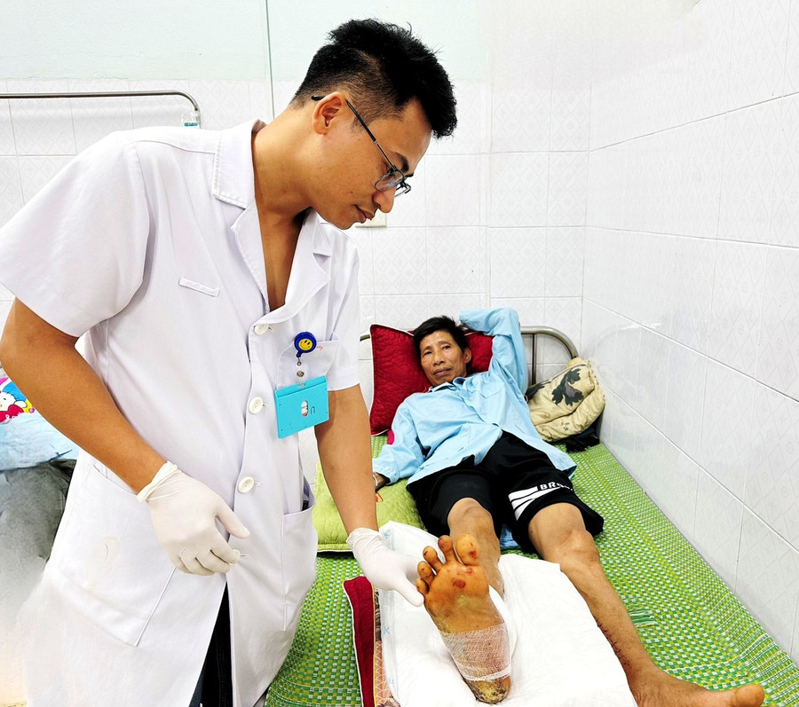 BS CKII Hoàng Tuấn Long – Phó trưởng Khoa Chấn thương, Bệnh viện đa khoa tỉnh Thanh Hóa kiểm tra bàn chân của bệnh nhân. Ảnh: BVCC. BS CKII Hoàng Tuấn Long – Phó trưởng Khoa Chấn thương, Bệnh viện đa khoa tỉnh Thanh Hóa kiểm tra bàn chân của bệnh nhân. Ảnh: BVCC.