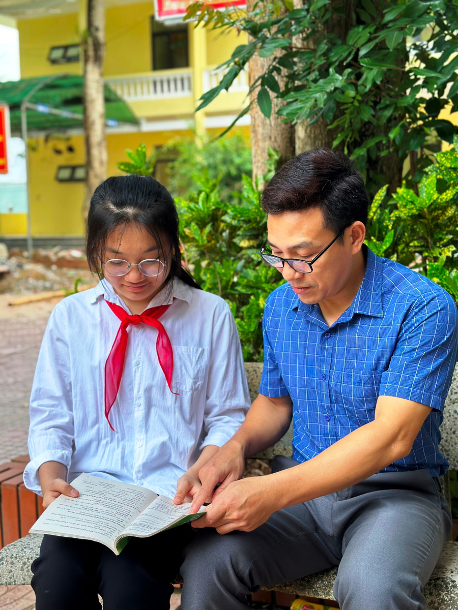 Thầy giáo Hoàng Duy Huy hướng dẫn bài học cho em Nguyễn Hà Phương. Ảnh: NVCC.