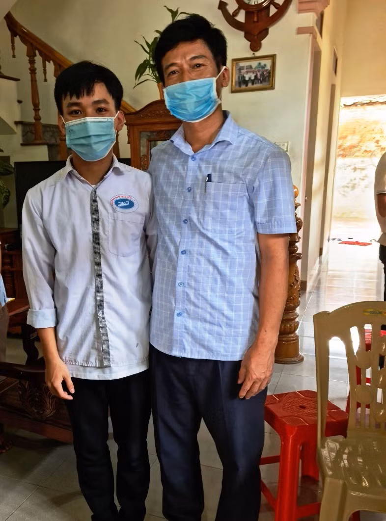 Trưởng phòng GD&amp;ĐT huyện Thiệu Hóa Ngô Xuân Dũng và em Dương Văn Giới.