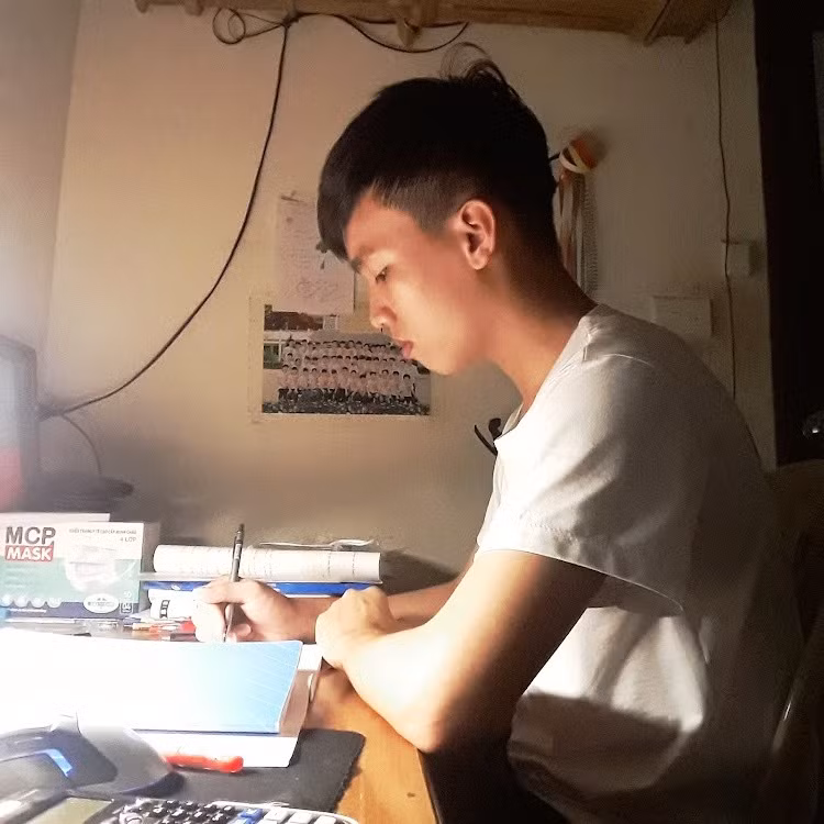 Dương Văn Giới tại góc học tập của mình ở nhà.