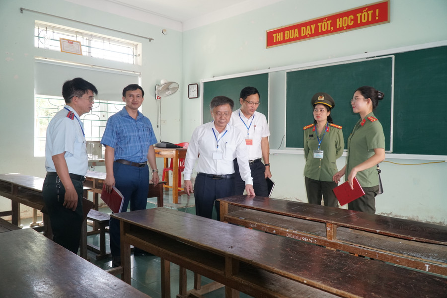 Các điểm thi tại Nghệ An rà soát lại cơ sở vật chất phòng thi trước khi kỳ thi tốt nghiệp THPT chính thức diễn ra. Ảnh: Hồ Lài. Các điểm thi tại Nghệ An rà soát lại cơ sở vật chất phòng thi trước khi kỳ thi tốt nghiệp THPT chính thức diễn ra. Ảnh: Hồ Lài.