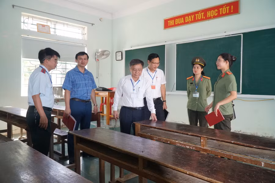 Các điểm thi tại Nghệ An rà soát lại cơ sở vật chất phòng thi trước khi kỳ thi tốt nghiệp THPT chính thức diễn ra. Ảnh: Hồ Lài.